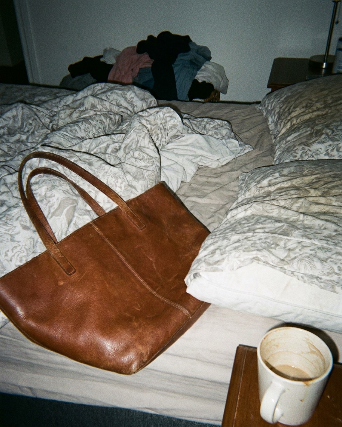 Cartera de cuero, foto con celular